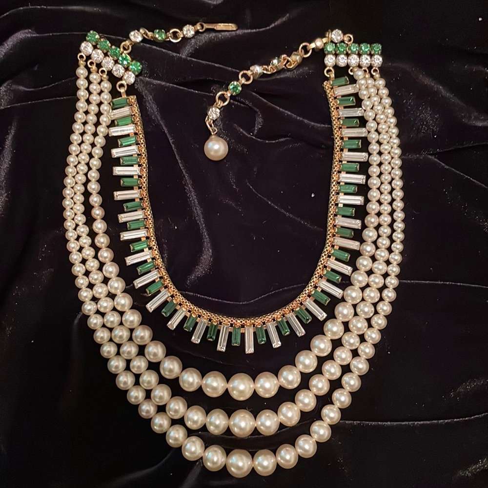 “ Downtown abbey” vibe - pearl rhinestone emerald necklace